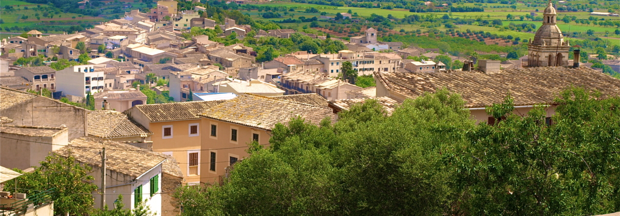 Santa Eugènia vista del poble" von Chixoy, lizenziert unter CC BY-SA 3.0.